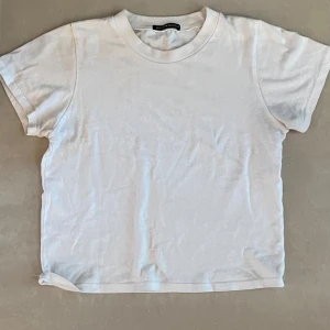 Vit babytee - Vit babytee från Brandy Melville. Ons size men passar XS/S. Perfekt i kragen och bra skick! 
