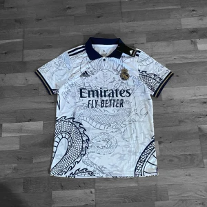 Real madrid - Säljer denna sällsynta real Madrid jerseyn med drakmotiv! Helt ny! Storlek S herr! Vid frågor och eller funderingar tveka inte på att hör av dig!🔥🤩