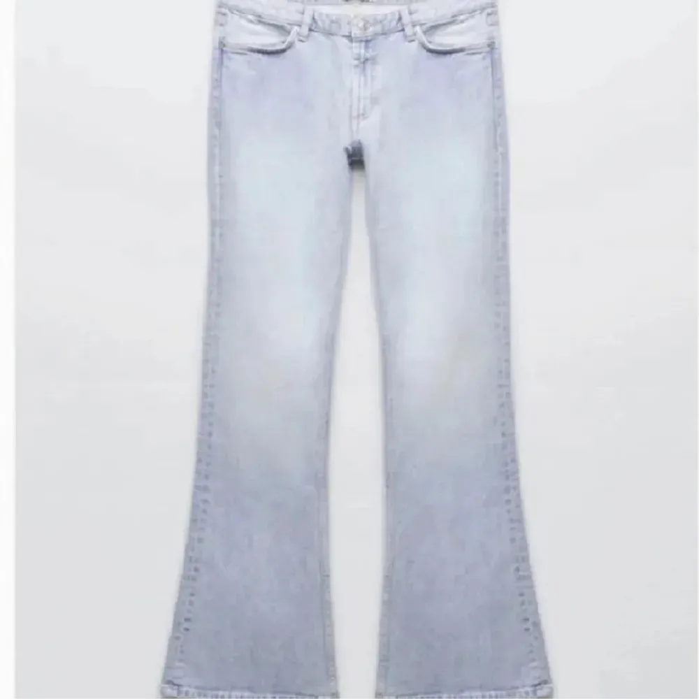 Säljer dessa supersnygga och bekväma bootcut jeansen ifrån zara med låg midja😍perfekt blå färg och passar i längden på någon som är 167-175 ungefär🫶🏼slutsålda!!😊. Jeans & Byxor.