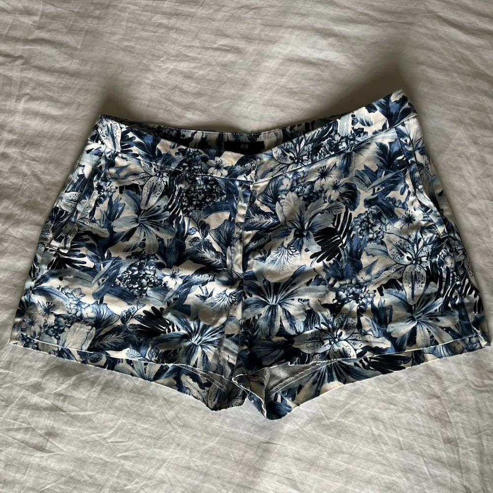 Dessa shorts är supersöta & perfekt till sommaren! Säljer de för 50 kr. . Shorts.