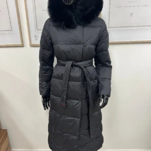 Lilly jacket  - En dunjacka med äkta päls helt nytt och oanvänt skick   Ord pris 2799kr
