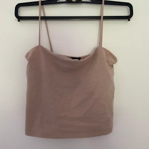 Linne - Säljer detta fina linnet från Gina Tricot. Linnet har kommit till användning 2-3 gånger. Hör av er via intresse eller frågor!💗