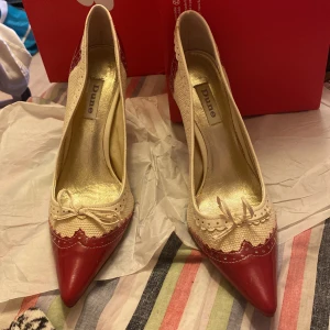 Vintage milkmaid klackskor couqette  - Jättesnygga klackskor i storlek 41, men skulle säga att dem är mer 40 eftersom tån smalnar av🥰 Rosetterna är lite slitna och skorna har vissa skavanker men bortsett från det är dem helt fantastiska