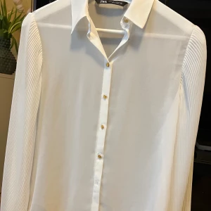 Vit blus  - Vit blus från Zara med guldknappar. Storlek XS, fint skick. 
