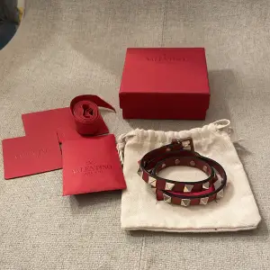 Intressekoll på mitt röda dubbel Valentino armband. Köptes i somras och i bra skick förutom en små defekter vid spännet. Lädret är inte särat någonstans. Köptes för 3300kr och säljes för 1800kr. Skriv vid frågor❤️ Box, extra nitar och kvitto ingår.