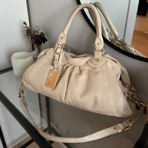 Marc Jacobs väska  - Säljer min vintage marc Jacobs väska i färgen beige💛💛fin modell, ryms mycket!!