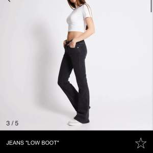 Säljer dessa lågmidjade jeans från Lager 157 då dom blivit försmå för mig!
