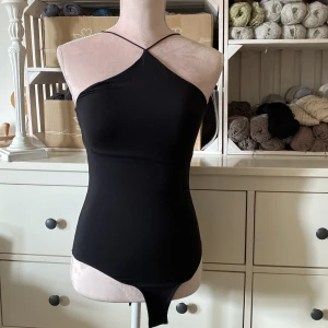 Body svart - Bra skick och knappt använd, inga täcken på användning✨ sitter fint med kroppen💕