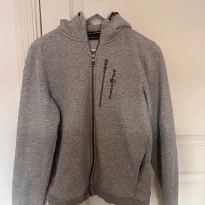 Sail racing zip hoodie - grå sail racing zip, skick 8/10 i storlek 170