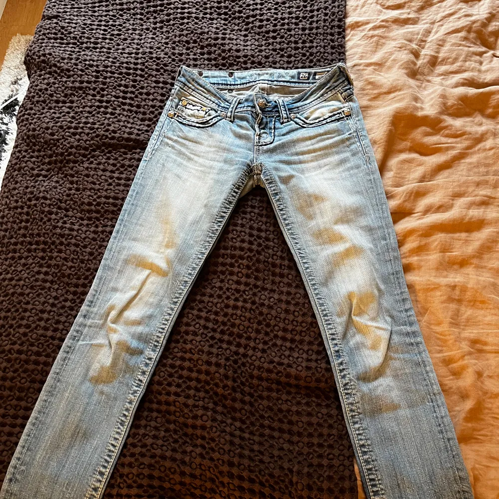 Säljer dessa ljusblåa miss me jeans i mycket gått skick! Säljer de på grund av att de är lite förstöra på mig. De är inte helt utsvängda men samtidigt inte helt Skinny. Skriv gärna för fler bilder!💓. Jeans & Byxor.