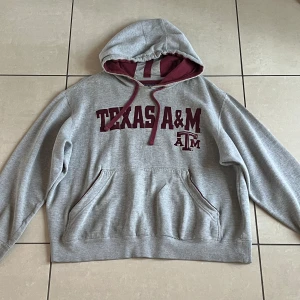 Vintage grå hoodie - Oversized vintage hoodie köpt second hand. Se sista bilden för märke. Stl XL! Lite tunnare och väldigt skön passform. Bra skick - pyttelite sönder upptill framme vid luvan, men det var den redan när jag köpte den så inga problem. 