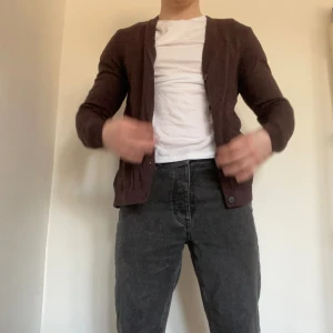 Stickad tröja - En stickad snygg tröja! Inte använd Jag är ca 180cm och väger 80kg!