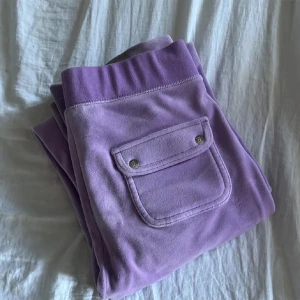 juicy byxor  - jättefina knappt använda juicy byxor. storlek xs, finns en liten missfärgning nere vid fötterna men inget som syns. priset kan diskuteras så skriv till mig vid intresse 😊😊 först till kvarn !! pris kan sänkas vid snabb affär!!