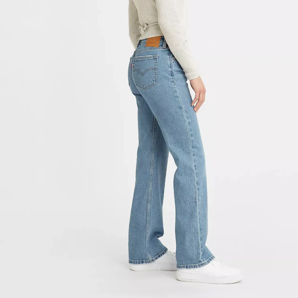 Säljer mina Levis Low pitch bootcut jeans. Använt en gång. W23, L31 (är 163, och dem går hela vägen ner på mig) . Jeans & Byxor.