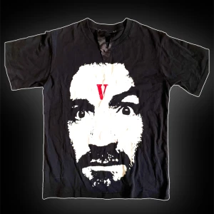Vlone x Charles Manson - Vlone x Charles Manson Collab!!🥶💯. Väldigt rare,unik  Bara få kan rocka denna piece..🤭🫣⬆️  Obv Not Authentic!