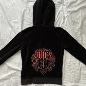 juicy couture kofta - storlek M. gammal juicy couture kofta som jag fick av en kompis. i relativt bra skick, bokstäverna har spruckits lite (se sista bilden). pris kan diskuteras. 