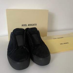 Yes nu säljer vi dessa Clean 360 Laceless Arigato skorna. Skorna är använda men har mycket kvar att ge. Nypris ligger på runt 3500kr vårt pris 1000kr. Cond ligger på runt 7,5/10. Allt og hänger med förutom klistermärkena! För fler bilder kom privat🤝