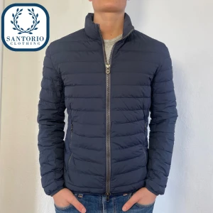 Colmar Jacka - Otroligt snygg Colmar Jacka i 9/10 skick! Han på bilden är ca 175/67kg (Runt M)  Nypris: ca 3500kr Skriv vid frågor eller funderingar🙌