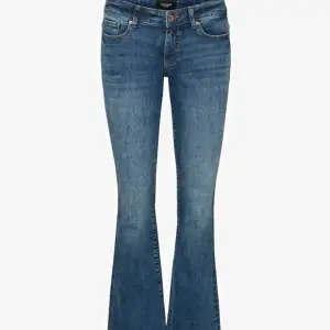 Säljer dessa fina low waist bootcut Jeansen eftersom dom har ingen användning, dom e som nya💕längd 34 storlek M Skriv för bilder