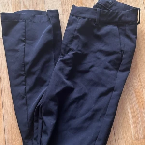 Kostymbyxor  - Kostymbyxor från Bikbok i storlek 38, upplever att dem är mindre i storlekn. Byxorna är i fint skick. 