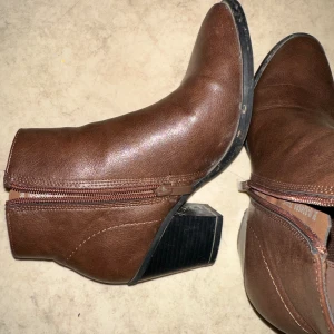 Dam klackar 38 - Knappt använda finns i Jönköping 