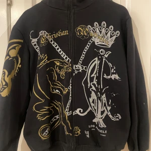 christian audigier zipup - Rkt fett christan audiger hoodie med silver guld vibe runt omkring. Inga defekter 