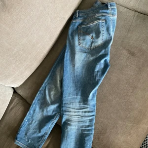 Dondup  - Storlek 31 Modell Alex  Nypris 3000 tag där pris står medföljer  Skick 9/10 Använda vid få tillfällen då jag fick dom i present och dom är förstora 