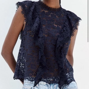 Zara blus  - Säljer denna marinblåa blus från zara, endast provad. Storlek S men passar även Xs.💕