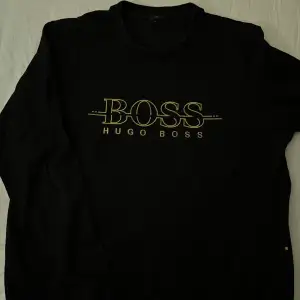 Svart Hugo Boss tröja i storlek XXL 