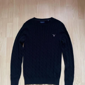 Gant Kabelstickad - Tja säljer min fet Kabelstickad tröja ifrån gant som är helt ny skicket är 10/10 aldrig använda nypris är 1500 mitt pris 649.