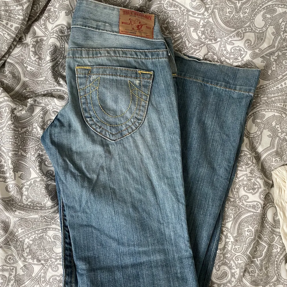 Så fina True religion lågmidjade bootcut jeans🤩  Jag är 170 cm.  Midjemått 35 cm rakt över Innerbenslängd 85cm. Jeans & Byxor.