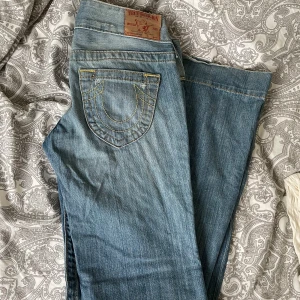 True religion jeans  - Så fina True religion lågmidjade bootcut jeans🤩  Jag är 170 cm.  Midjemått 35 cm rakt över Innerbenslängd 85cm