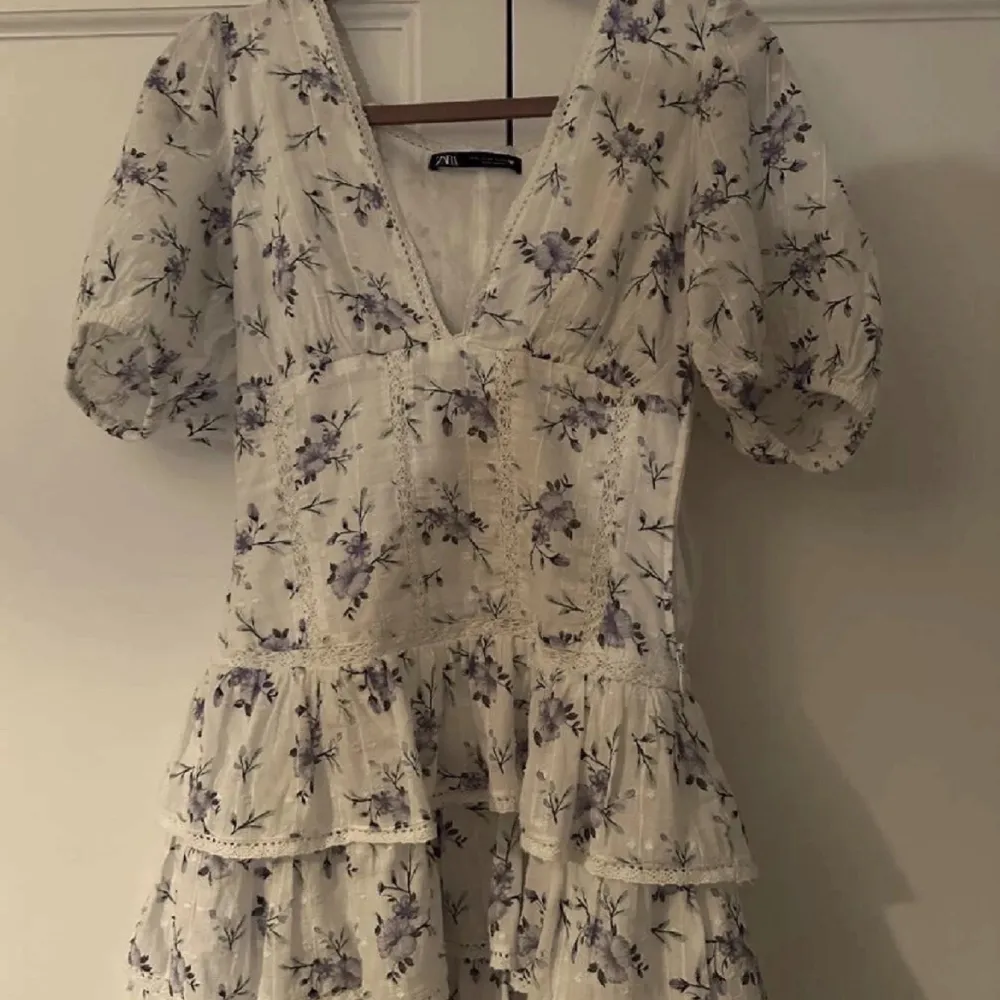 FRI FRAKT I 7 DAR Säljer denna populära klänningen från zara🩵 strl xs kan passa s slutsåld och finns inte att köpa sedan längesedan, köptes för 750kr (tror jag) endast testad🫶🏼⭐️ kontakta för mer info. Klänningar.