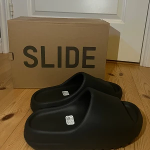 Yeezy Slides - Helt nya Yeezy slides i storlek 44. Passar 43 också då de är lite små. Boxs ingår! 