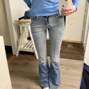 Lågmidjade jeans - Superfina lågmidjade jeans som har både mörka och ljusa nyanser! Perfekta nu till våren💖 passar bra på mig som är 170cm lång