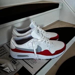 Nike Air Max  - Säljer mina Nike Air Max för att de är lite för stora. De är knappast använda bara en gång men inte stora tecken på användning