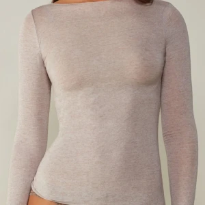 Intimissimi tröja  - Jag säljer min intimissimi tröja för jag inte använder den längre,Haft den i ca 1 år och de har inte kommit till användning lika ofta som jag trodde. Säljer för ett lågt pris då jag vill bli av med den snabbt för mer utrymme⚡️🌸💕 nypris 449