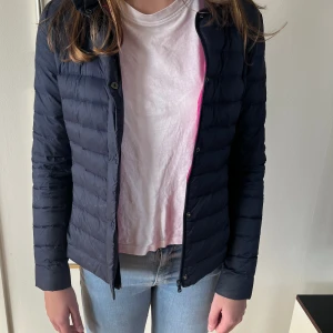 Tommy Hilfiger jacka - Säljer denna super fina jacka som är perfekt till våren! Tyvärr har den blivit för liten och måste därför säljas, skriv om ni undrar något 😁💕 Nypris 2000kr