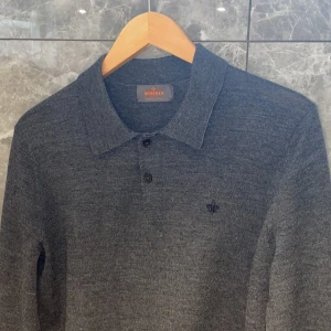 Morris Tröja - Riktigt snygg Morris tröja i storleken S. Passar perfekt nu inför våren och sommaren. Tröjan är i 7/10 skick och säljs för ett väldigt bra pris. Kontakta gärna vid frågor! :)