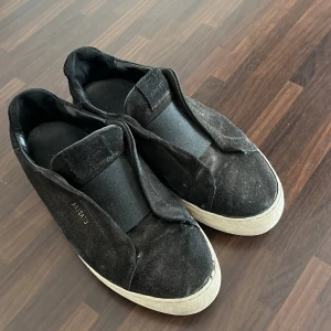 Arigato  - Säljer mina arigato. Dom är ganska slitna men funkar bra i använda Skick 6/10