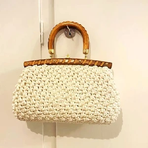 Handväska vintage  - Fin vintage handväska från italien med trähandtag  Stängs meds smidig låsanordning   Passa på med gratis frakt 