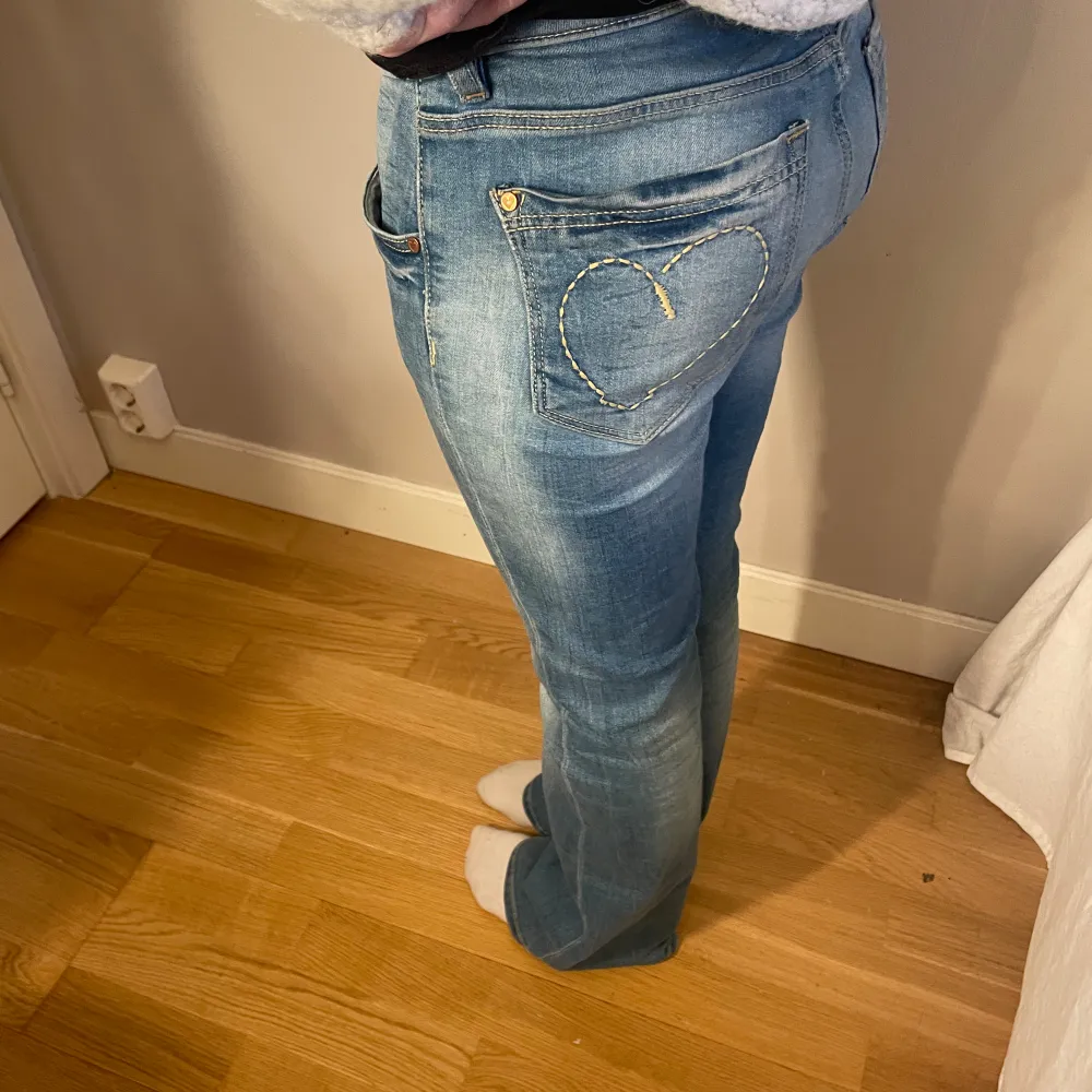 Ett par jeans som nästan är helt oanvända . Jeans & Byxor.