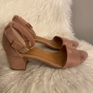 Rosa klackar - Smutsrosa skor från duffy💕använda en skolavslutning så i mycket fint skick!! Klackhöjd ca 6 cm, skriv privat om frågor finns!!