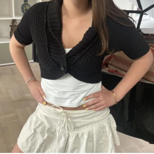 Svart stickad bolero - Jättefin bolero köpt här på plick och kommer tyvärr inte till användning🌟Lånade bilder!