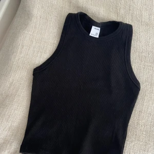 Svart topp - Superfint skick! Svart gripas topp från bershka