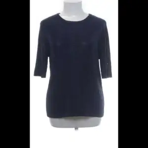 En jättesnygg glittrig marinblå tröja från Carin Wester 💙Aldrig använd, lapparna kvar!💙