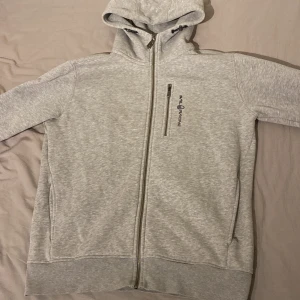 Sail Racing zip hoodie - Säljer nu min Sail Racing tröja. Skick 8/10. Ny pris runt 1300, mitt pris 449kr!