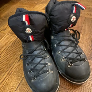 Moncler Skor - Mycket Sällsynta ”Moncler Henoc Hiking Boot”  Storlek: 43  Skick: 9/10 (Mycket sparsamt använda) Kvitto finns
