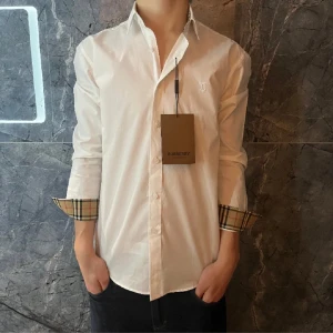 Burberry skjorta - Tja, säljer denna burberry skjorta till ett väldigt bra pris, skick 10/10 aldrig använd. Kvitto från farfetch finns! Äkta!!! 