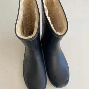 Nya svarta fodrade gummistövlar  - Oanvända stl 40